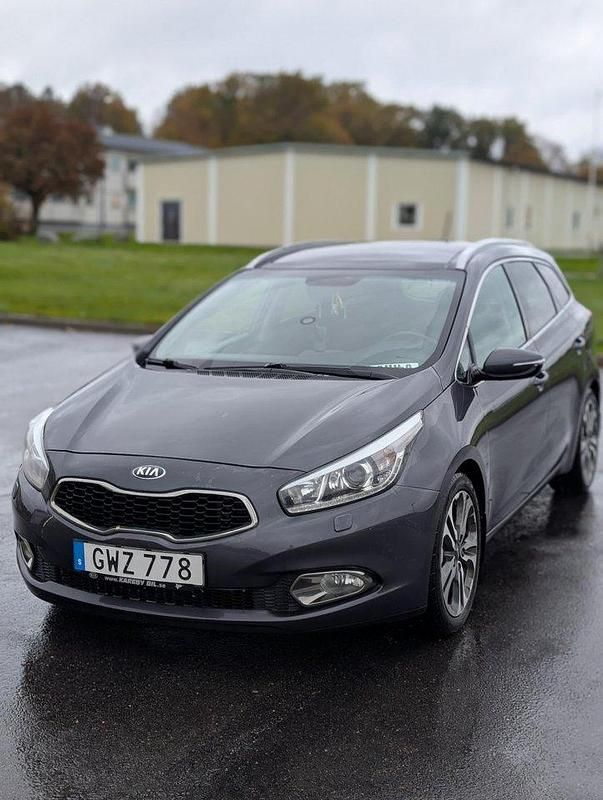 Grå Begagnad 2015 Kia Ceed Sportswagon Comfort Kombi | 76 000 kr (Marknadspris) - Bild 1/4