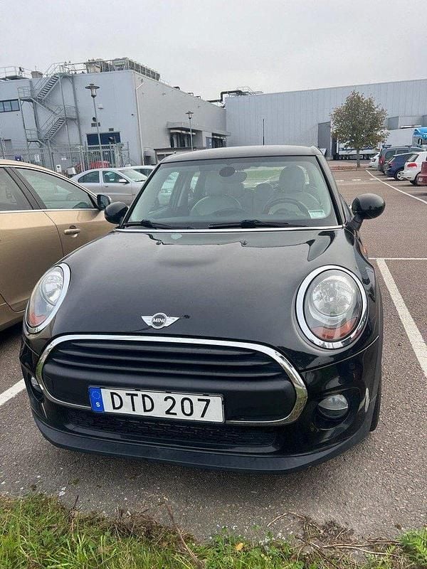 Svart Begagnad 2016 Mini ONE Halvkombi | 115 000 kr (Marknadspris) - Bild 1/4