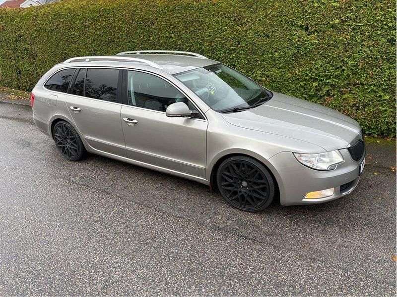 Brun Begagnad 2013 Skoda Superb Ambition Kombi | 59 900 kr (Bra pris) - Bild 1/4