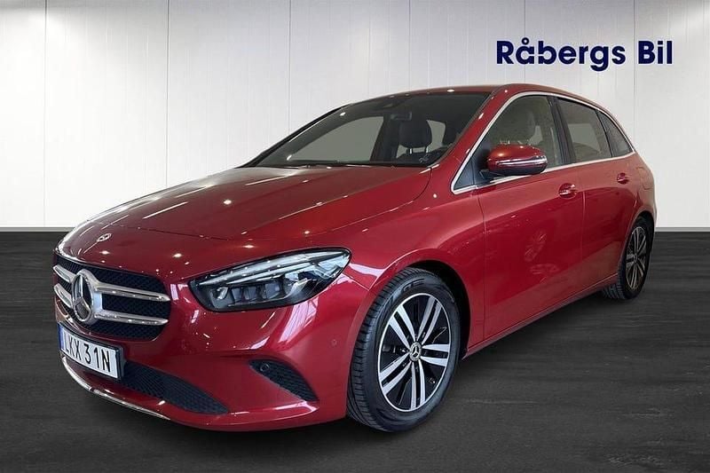 Röd Begagnad 2022 Mercedes B180 Minibuss | 239 800 kr (Bra pris) - Bild 1/4