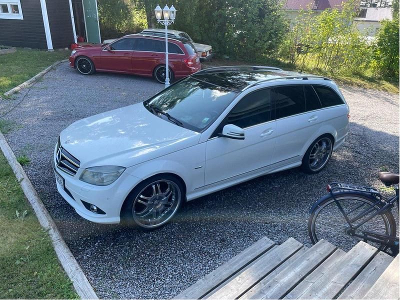 Vit Begagnad 2010 Mercedes C250 AMG Kombi | 49 000 kr (Lite dyr) - Bild 1/4