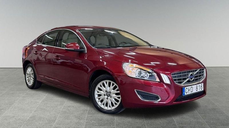 Röd Begagnad 2013 Volvo S60 Momentum Sedan | 84 900 kr (Marknadspris) - Bild 1/4