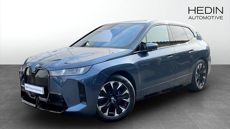 Blå (blue) Begagnad 2025 BMW iX Comfort Edition SUV | 948 700 kr - Bild 1/4