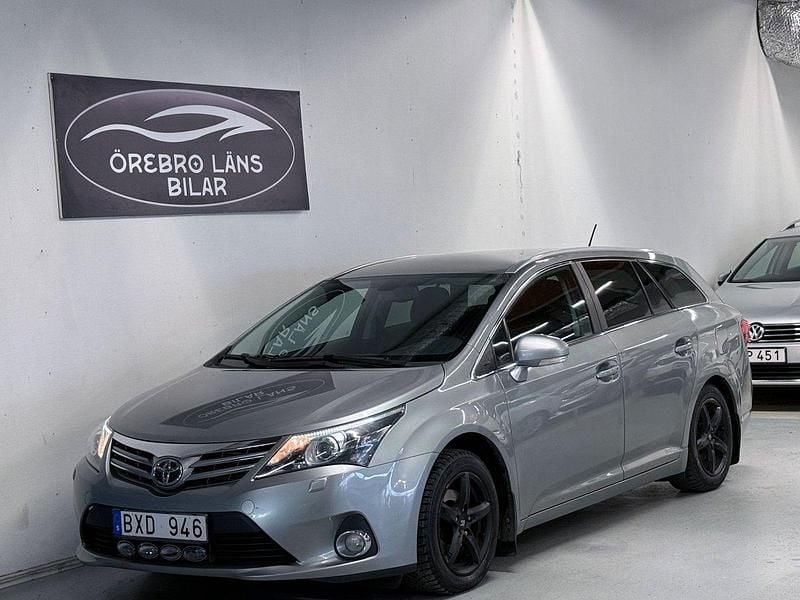 Ljusgrå (grå) Begagnad 2012 Toyota Avensis Kombi | 94 900 kr (Marknadspris) - Bild 1/4
