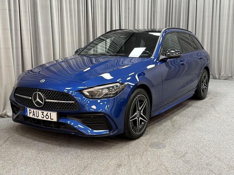 Blå (spectrical blue metallic) Begagnad 2022 Mercedes C300e AMG Kombi | 339 900 kr (Dyr) - Bild 1/4