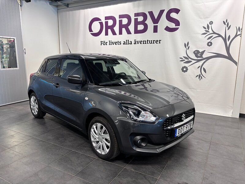 Grå (grå metallic) Begagnad 2022 Suzuki Swift Halvkombi | 178 500 kr (Marknadspris) - Bild 1/4