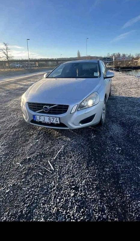 Grå Begagnad 2011 Volvo V60 Momentum Kombi | 56 000 kr (Bra pris) - Bild 1/4