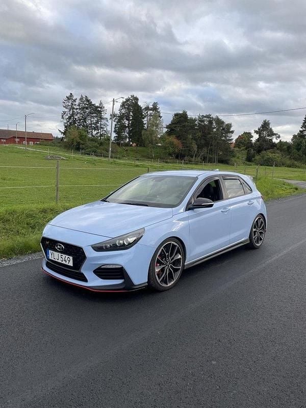 Blå Begagnad 2018 Hyundai i30 N Performance Halvkombi | 235 000 kr - Bild 1/4