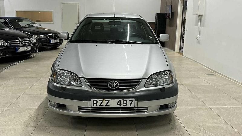Begagnad Toyota Avensis 129 HK (94 kW) 2000 Ljusgrå Sedan
