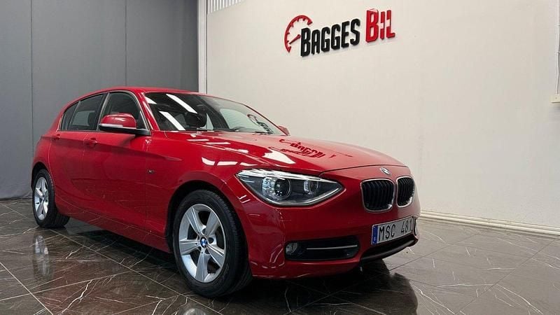 Röd Begagnad 2011 BMW 116 Sport Line Halvkombi | 72 900 kr (Bra pris) - Bild 1/4