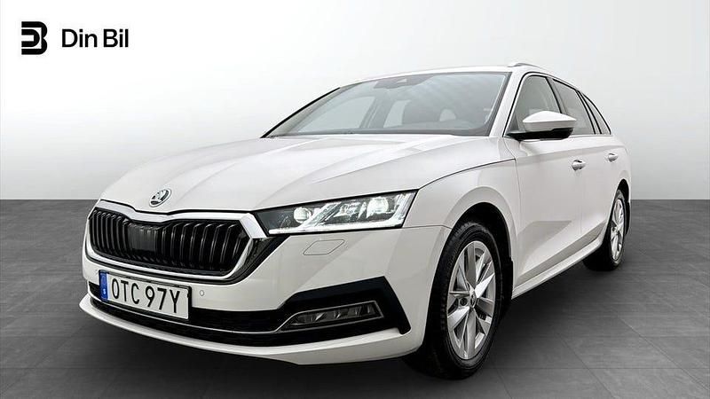 Vit (candy white) Begagnad 2023 Skoda Octavia Style Kombi | 312 900 kr (Marknadspris) - Bild 1/4