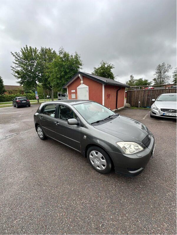 Grå Begagnad 2003 Toyota Corolla Halvkombi | 26 000 kr (Bra pris) - Bild 1/4