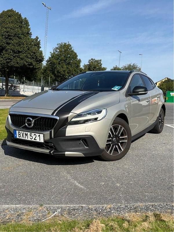 Brun Begagnad 2017 Volvo V40 CC Momentum Kombi | 150 000 kr (Marknadspris) - Bild 1/4