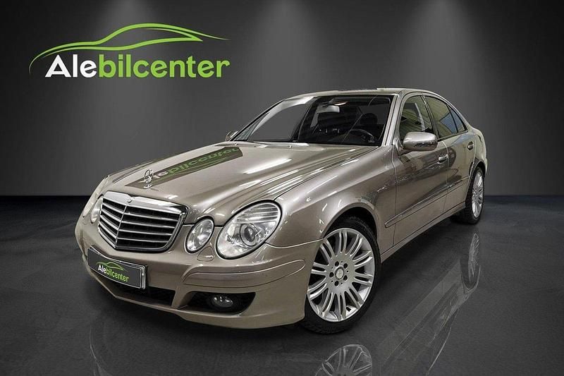Silver Begagnad 2008 Mercedes E200 Classic Sedan | 114 900 kr (Dyr) - Bild 1/4