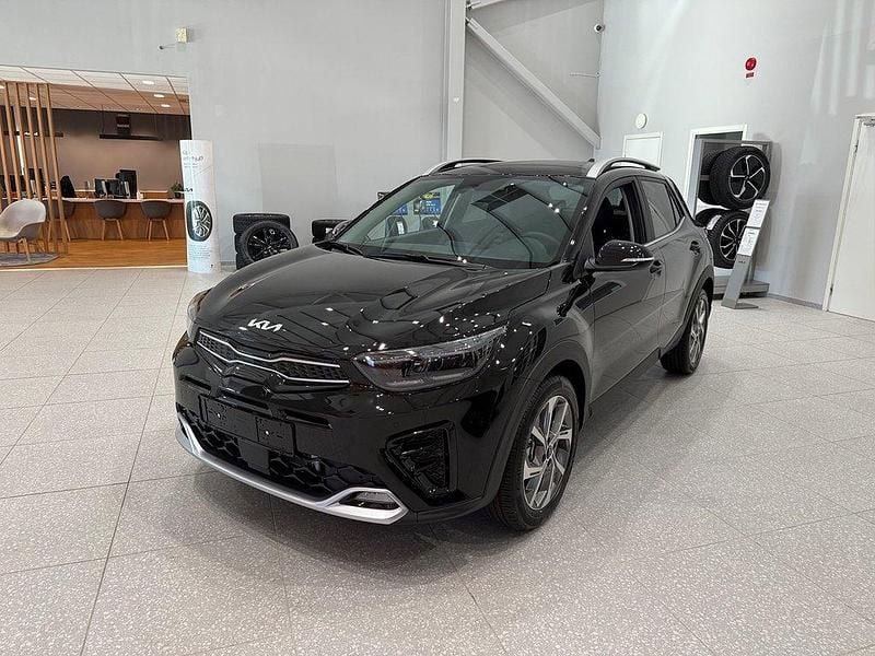 Svart Ny 2025 Kia Stonic GT-Line SUV | 278 903 kr (Marknadspris) - Bild 1/4