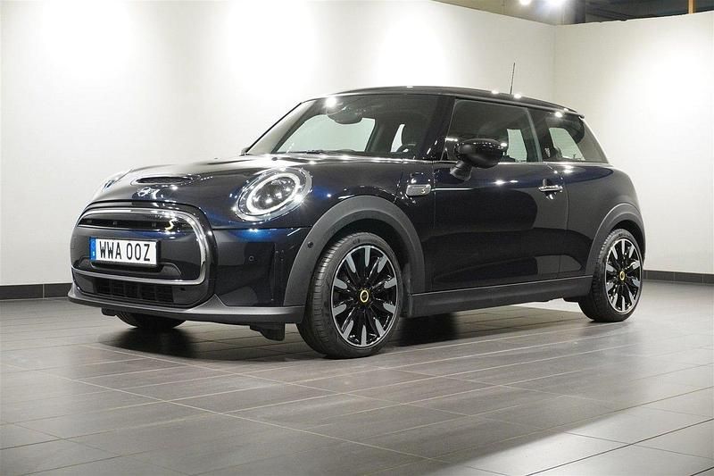 Svart (enigmatic black metallic) Begagnad 2023 Mini Cooper Halvkombi | 239 500 kr (Marknadspris) - Bild 1/4