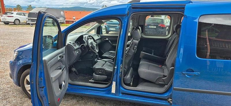 Blå (blå metallic ) Begagnad 2015 VW Caddy Maxi Life Minibuss | 137 000 kr - Bild 1/4