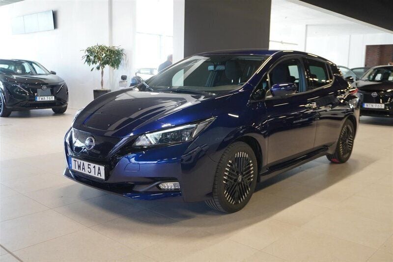 Blå/lila Begagnad 2023 Nissan Leaf N-Connecta Halvkombi | 214 800 kr (Marknadspris) - Bild 1/4