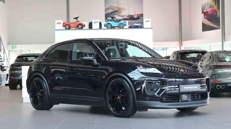 Svart Begagnad 2024 Porsche Macan 4 Electric SUV | 939 000 kr - Bild 1/1