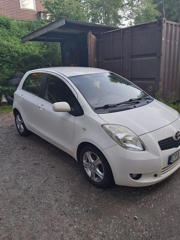 Begagnad Toyota Yaris 90 HK (66 kW) 2008 Halvkombi