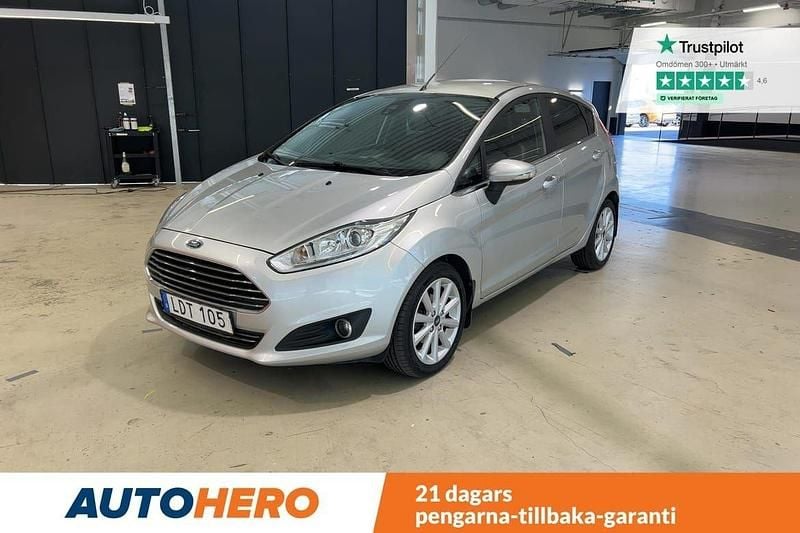 Grå Begagnad 2015 Ford Fiesta Titanium Halvkombi | 114 000 kr (Marknadspris) - Bild 1/4