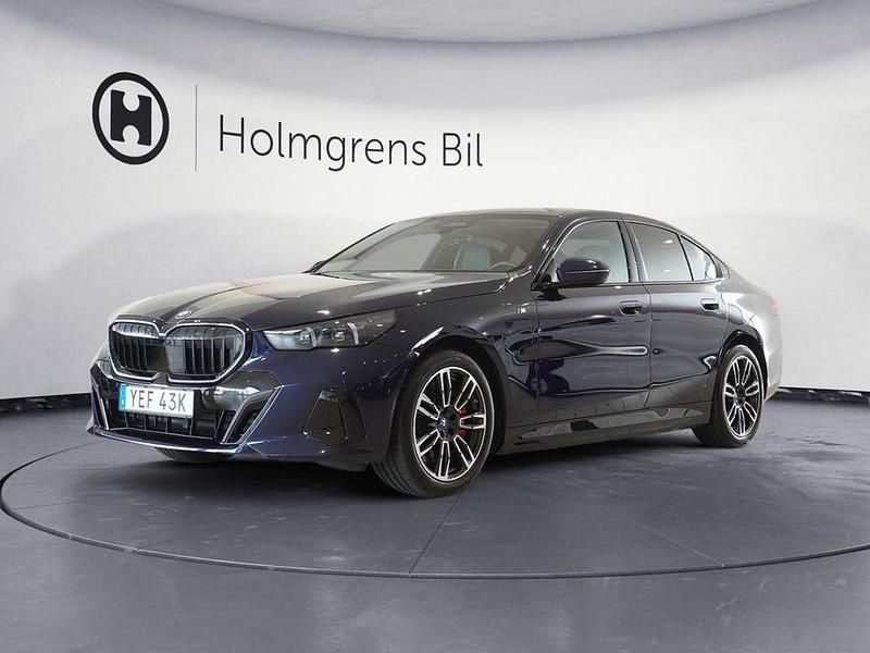Tanzanite blå metallic Begagnad 2024 BMW 550 M Sport Sedan | 799 800 kr - Bild 1/4