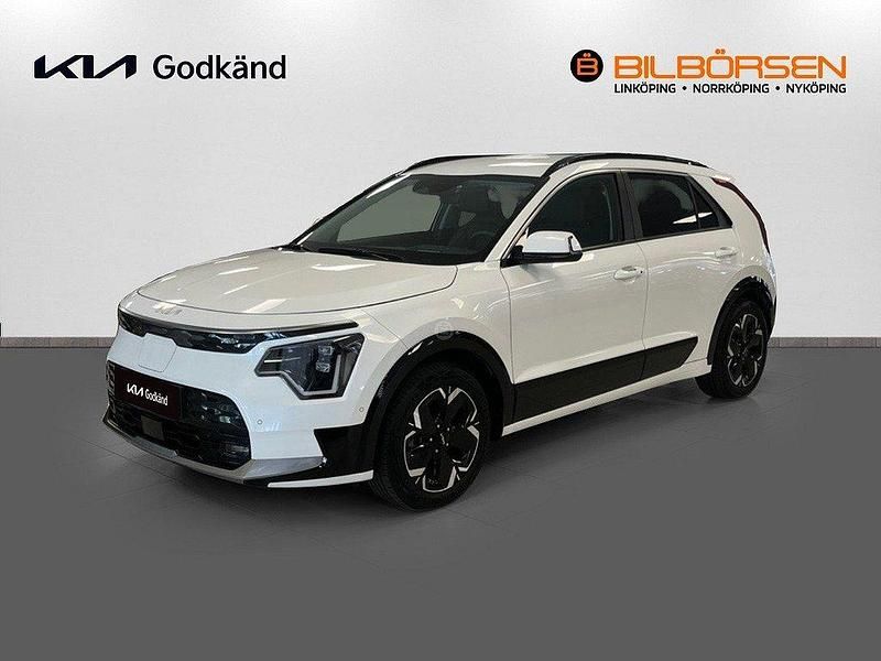 Vit (/swp/ snow white pearl) Begagnad 2022 Kia e-Niro Plus SUV | 359 000 kr - Bild 1/4