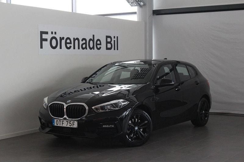 Svart Begagnad 2022 BMW 118 Sport Line Halvkombi | 229 000 kr (Marknadspris) - Bild 1/4