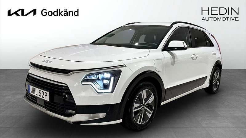 Vit Begagnad 2024 Kia Niro Advance SUV | 369 900 kr (Marknadspris) - Bild 1/4