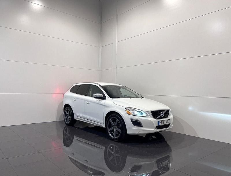 Vit Begagnad 2011 Volvo XC60 R-Design SUV | 144 900 kr (Marknadspris) - Bild 1/4