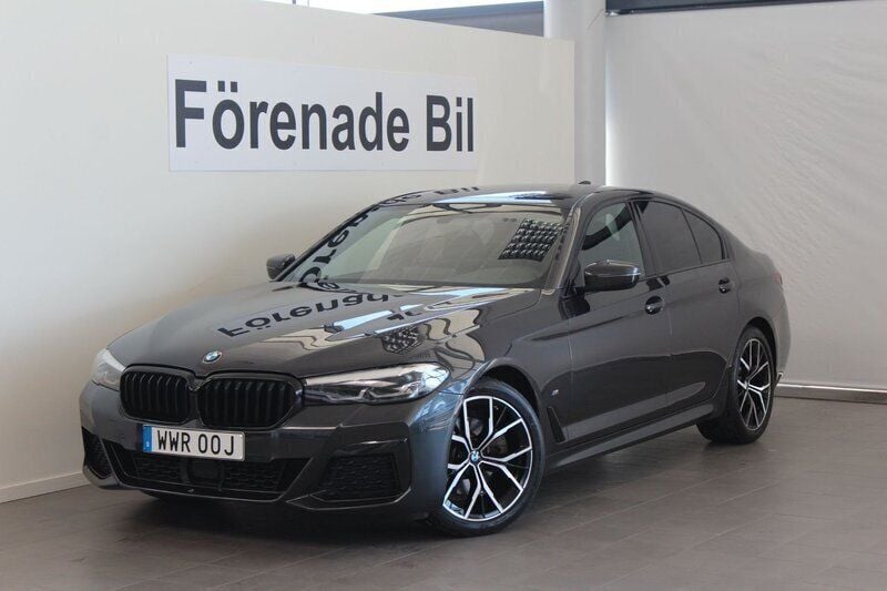Grå Begagnad 2022 BMW 520 M Sport Sedan | 489 000 kr (Marknadspris) - Bild 1/4