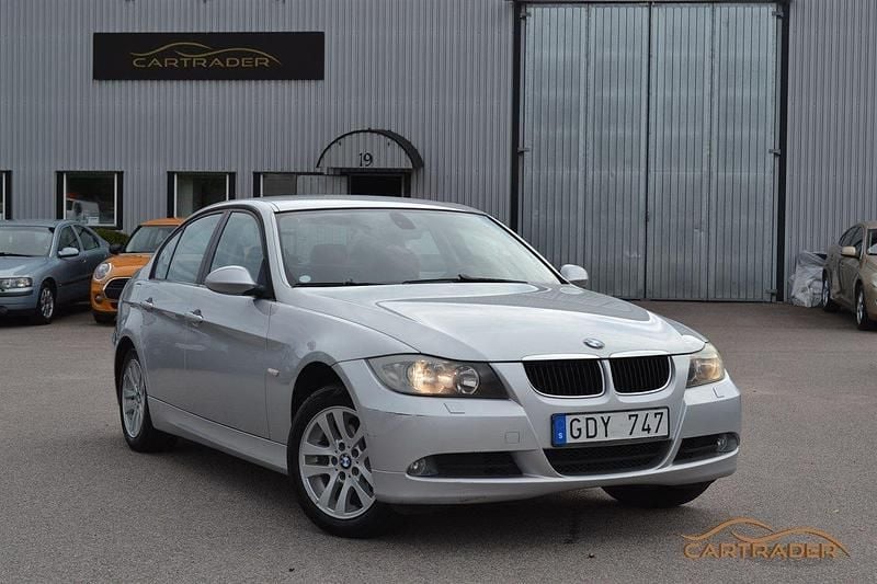 Silver Begagnad 2007 BMW 320 Advantage Sedan | 59 900 kr (Marknadspris) - Bild 1/4