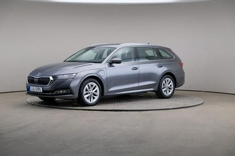 Quartz grey (metallic) Begagnad 2022 Skoda Octavia Style Kombi | 259 000 kr (Bra pris) - Bild 1/4