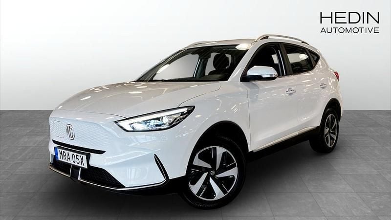 Vit (white) Begagnad 2022 MG ZS Comfort Sedan | 234 900 kr (Superpris) - Bild 1/4