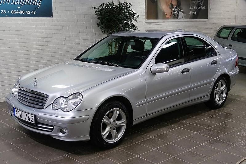 Begagnad Mercedes C200 Classic 163 HK (119 kW) 2006 Silver Sedan