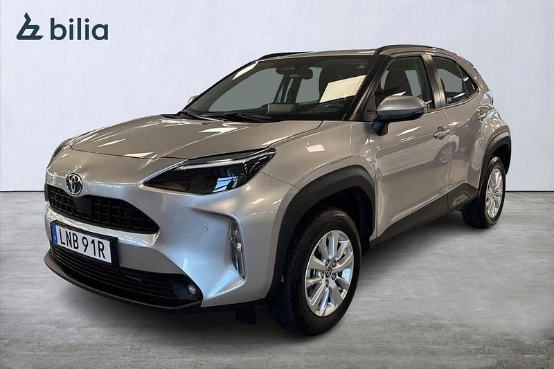 Silver Begagnad 2025 Toyota Yaris Hybrid Active SUV | 289 900 kr (Marknadspris) - Bild 1/3