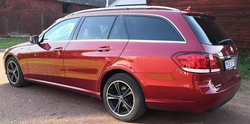 Röd Begagnad 2014 Mercedes E220 Classic Kombi | 107 000 kr (Bra pris) - Bild 1/4