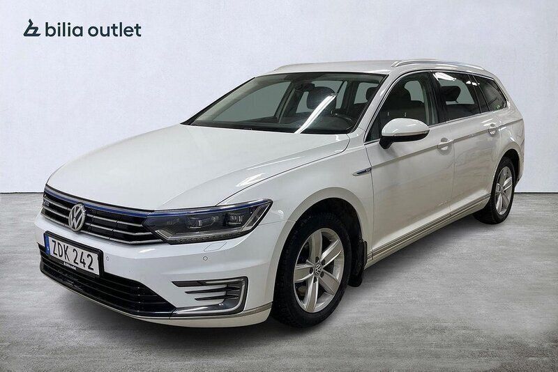 Vit Begagnad 2017 VW Passat Executive Kombi | 149 000 kr (Bra pris) - Bild 1/3