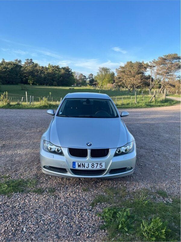 Grå Begagnad 2005 BMW 320 Sedan | 65 000 kr (Marknadspris) - Bild 1/4