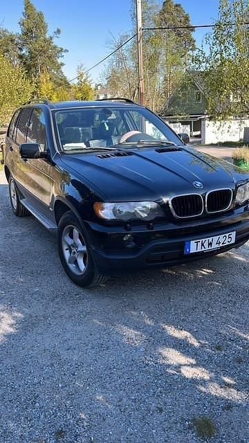 Svart Begagnad 2002 BMW X5 SUV | 60 000 kr (Lite dyr) - Bild 1/1