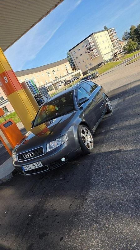 Grå Begagnad 2004 Audi A4 Comfort Kombi | 10 000 kr (Marknadspris) - Bild 1/3