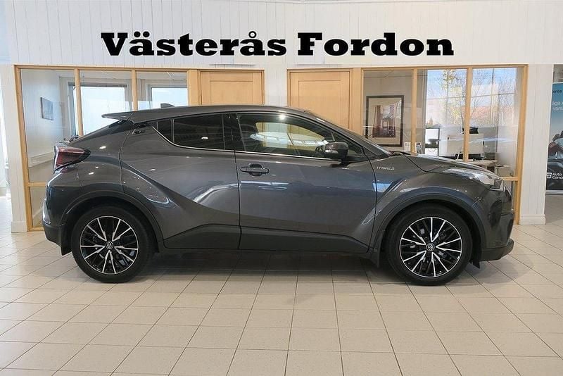 Mörkgrå Begagnad 2019 Toyota C-HR Executive SUV | 229 900 kr (Marknadspris) - Bild 1/4