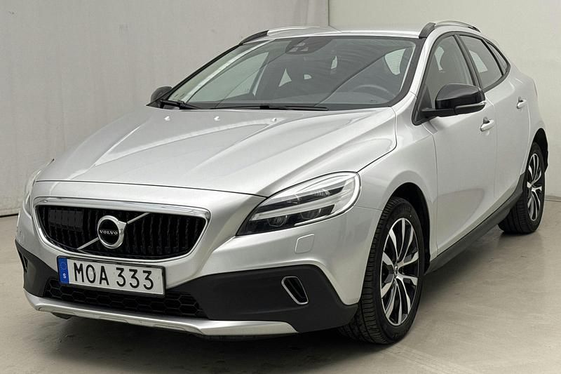 Silver Begagnad 2019 Volvo V40 CC Kombi | 214 800 kr (Marknadspris) - Bild 1/4