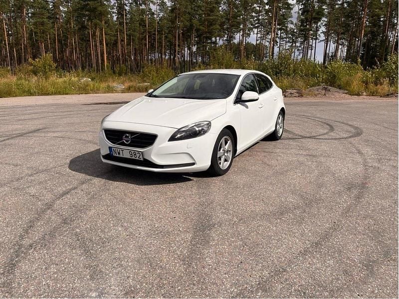 Vit Begagnad 2014 Volvo V40 Momentum Kombi | 102 000 kr (Marknadspris) - Bild 1/4