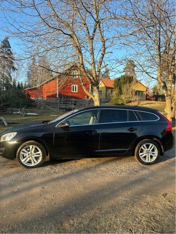 Svart Begagnad 2012 Volvo V60 Momentum Kombi | 65 000 kr (Bra pris) - Bild 1/4
