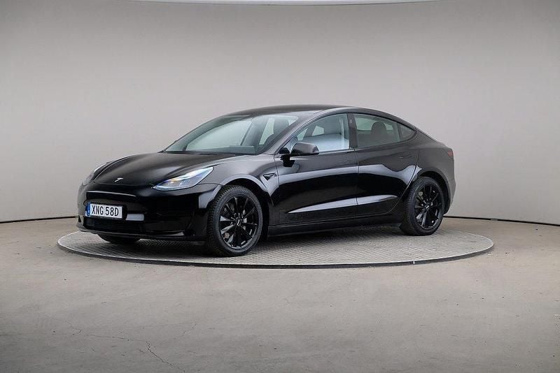 Svart Begagnad 2022 Tesla Model 3 Standard Range Sedan | 359 000 kr (Dyr) - Bild 1/4