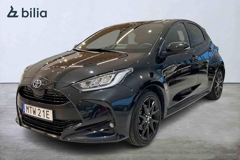 Svart Begagnad 2023 Toyota Yaris Hybrid Halvkombi | 249 900 kr (Lite dyr) - Bild 1/1