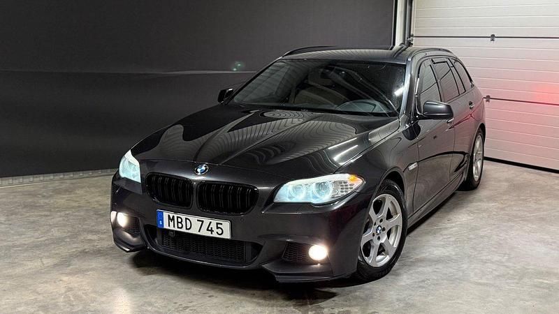 Grå Begagnad 2011 BMW 525 M Sport Kombi | 139 800 kr (Lite dyr) - Bild 1/4