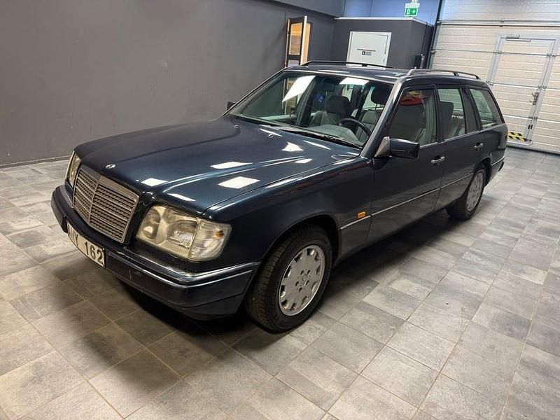 Begagnad Mercedes E200 136 HK (100 kW) 1996 Svart Kombi