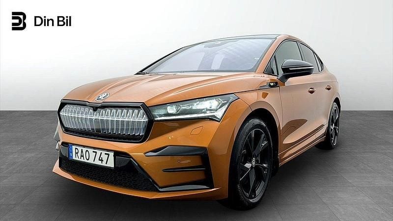 Orange Begagnad 2023 Skoda Enyaq iV RS SUV | 389 500 kr (Bra pris) - Bild 1/4